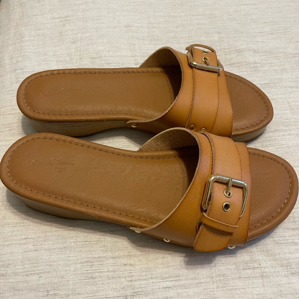 Universal threads sandals - Picture 2 of 5